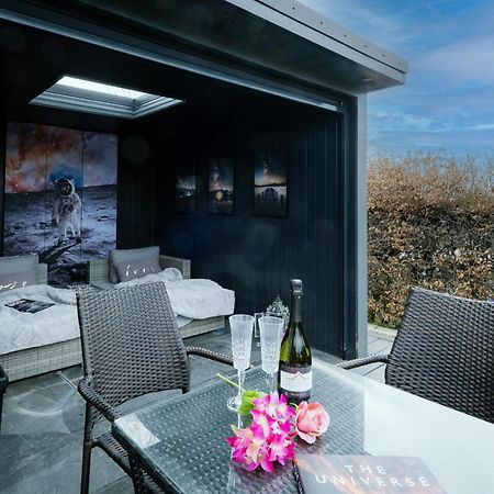 Rockside - Luxury 1 Bedroom Home With Hot Tub, Central Location, Parking And Pet Friendly วินเดอร์เมียร์ ภายนอก รูปภาพ
