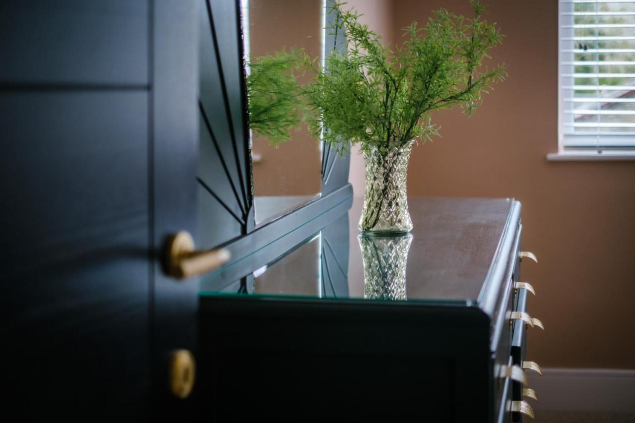 Rockside - Luxury 1 Bedroom Home With Hot Tub, Central Location, Parking And Pet Friendly วินเดอร์เมียร์ ภายนอก รูปภาพ