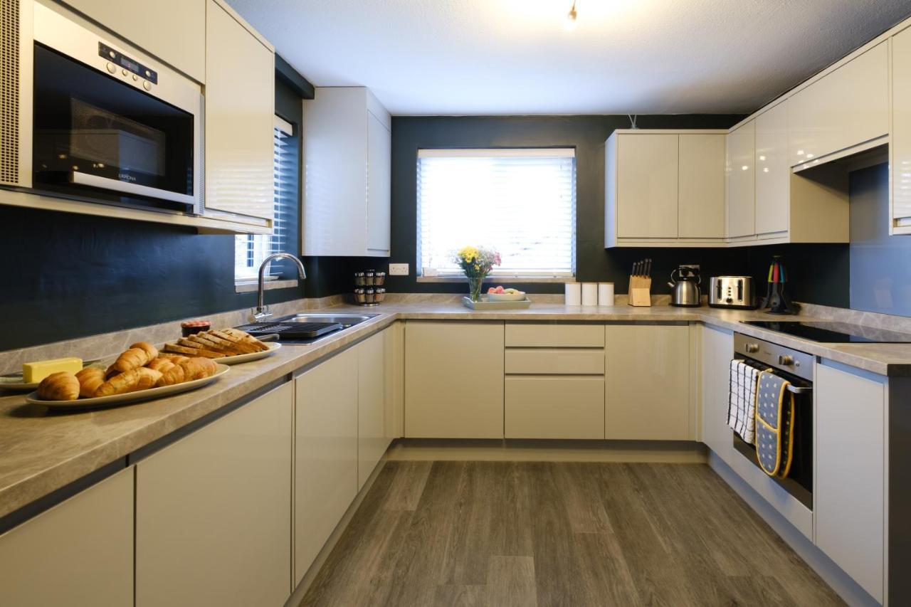 Rockside - Luxury 1 Bedroom Home With Hot Tub, Central Location, Parking And Pet Friendly วินเดอร์เมียร์ ภายนอก รูปภาพ