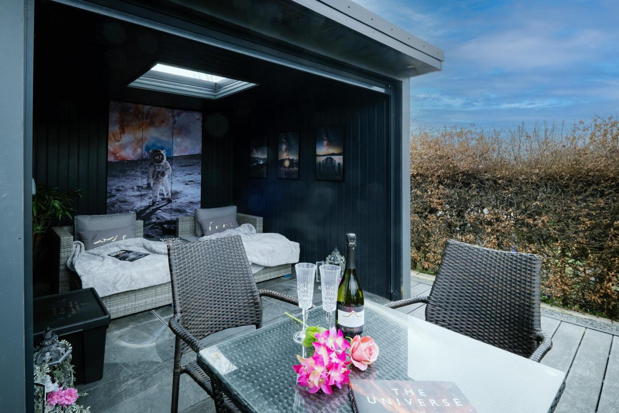 Rockside - Luxury 1 Bedroom Home With Hot Tub, Central Location, Parking And Pet Friendly วินเดอร์เมียร์ ภายนอก รูปภาพ