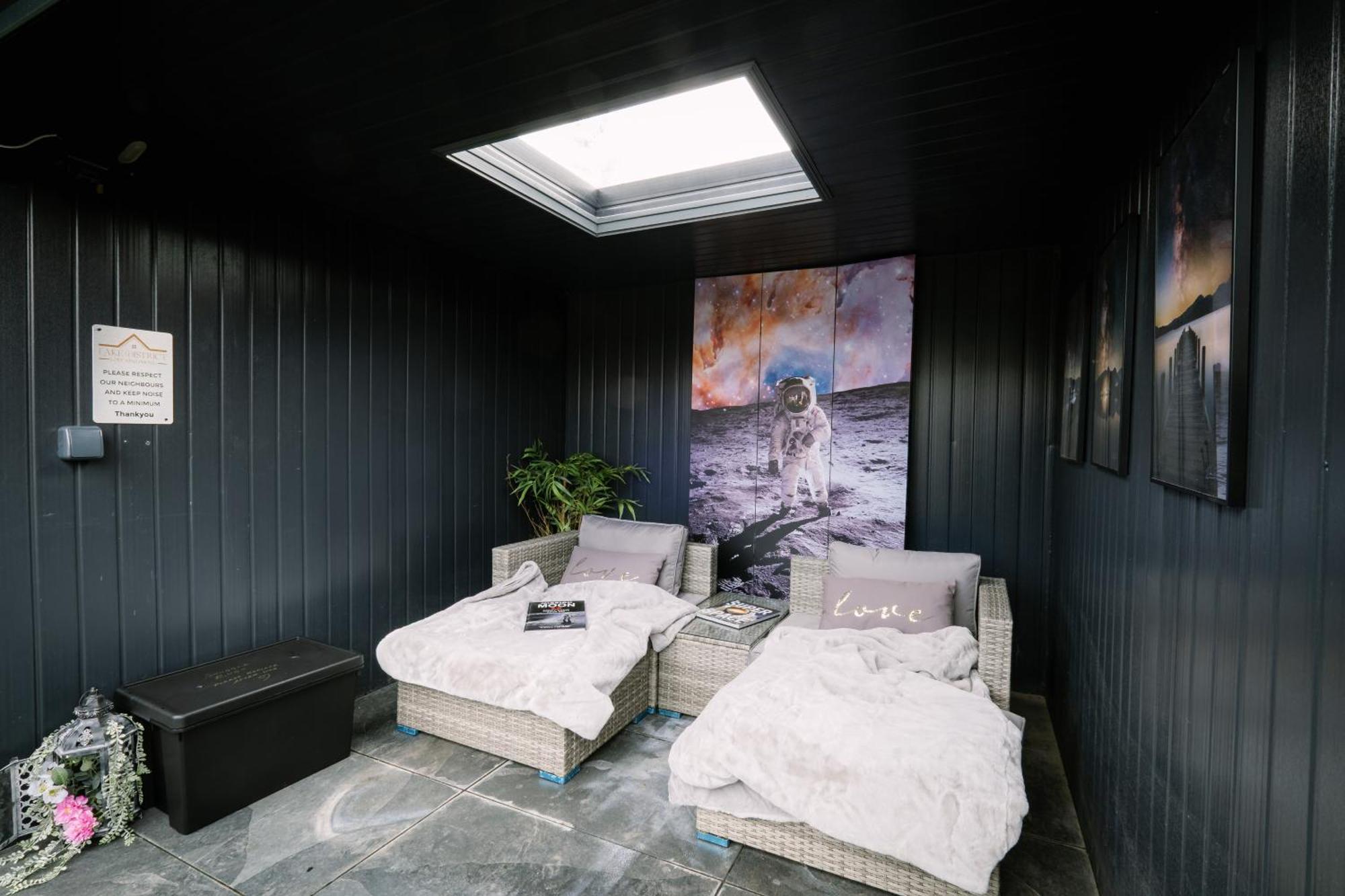 Rockside - Luxury 1 Bedroom Home With Hot Tub, Central Location, Parking And Pet Friendly วินเดอร์เมียร์ ภายนอก รูปภาพ