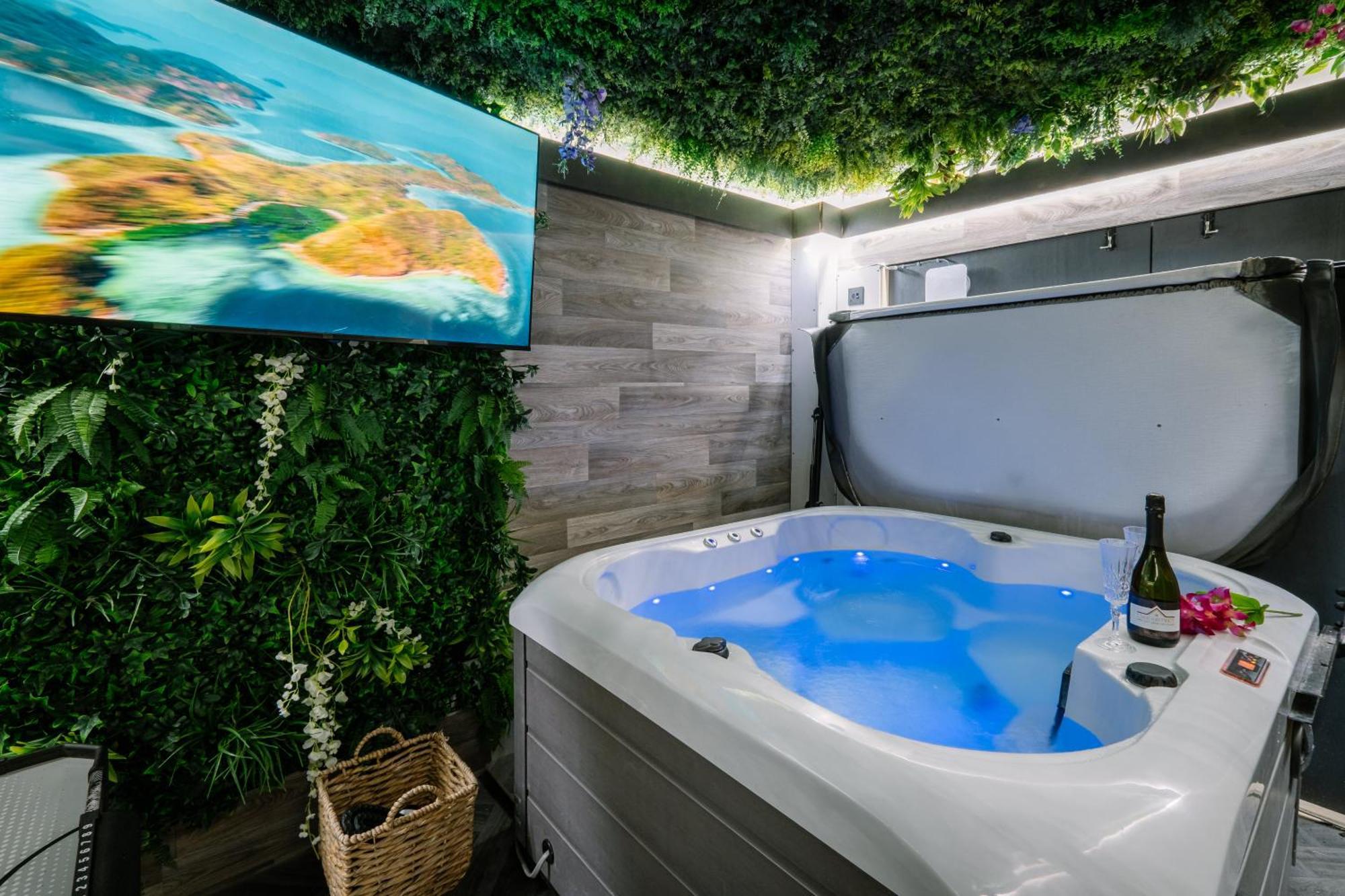 Rockside - Luxury 1 Bedroom Home With Hot Tub, Central Location, Parking And Pet Friendly วินเดอร์เมียร์ ภายนอก รูปภาพ